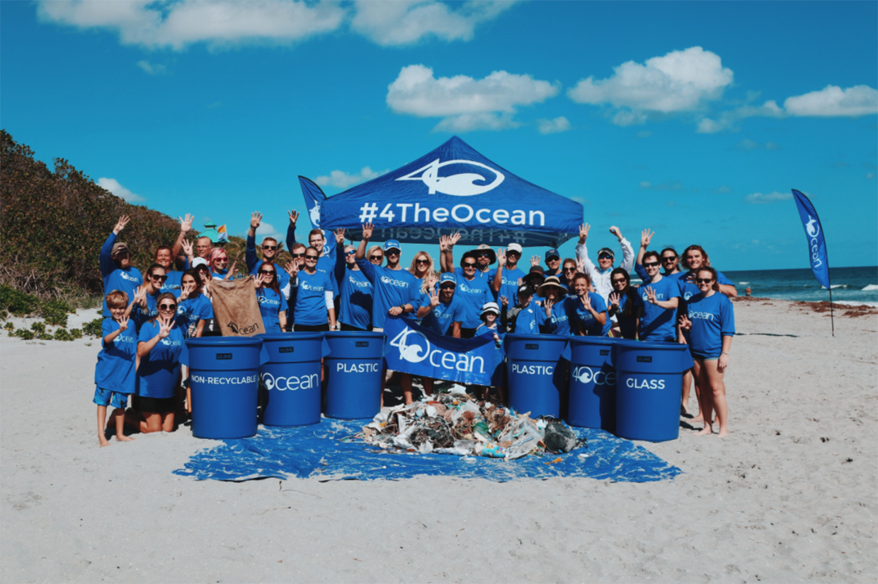 Beach clean up. Волонтеры в мировом океане. Люди очищают океан. Волонтеры очищают океан. Пластик океан компания.